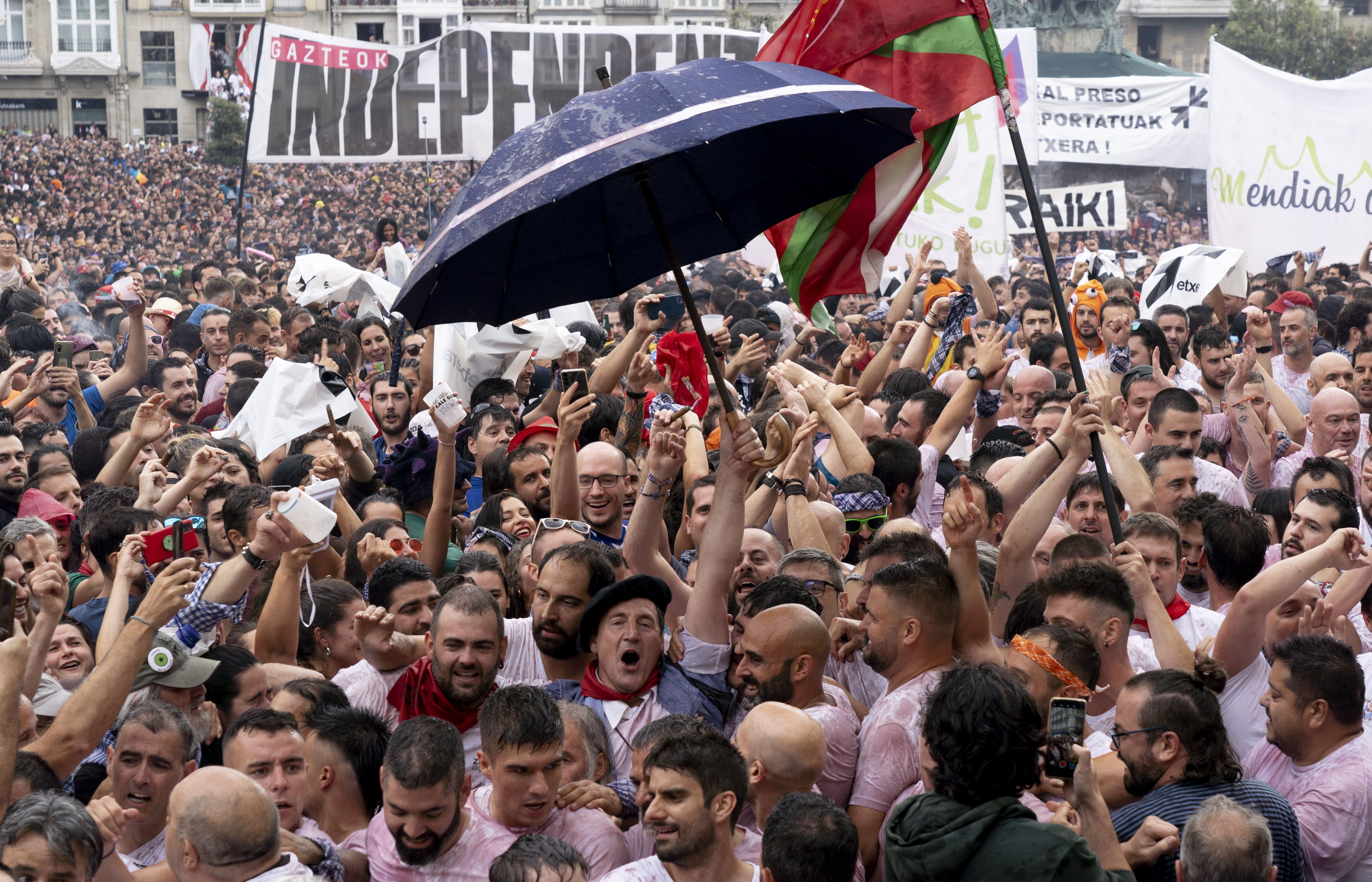 Iñaki Kerejazu eta Gorka Ortiz de Urbina, Zeledon berria eta zaharra, iazko txupinazoan. JAGOBA MANTEROLA / FOKU