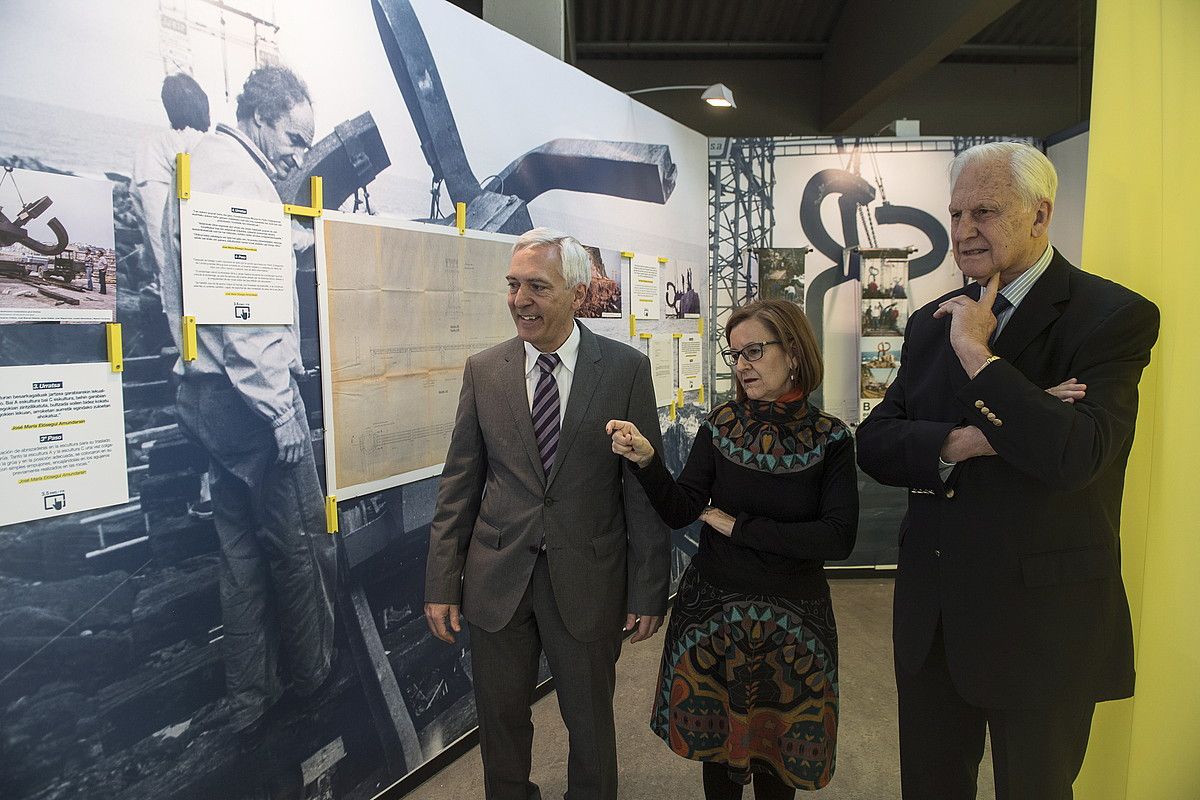 Maria Elosegi Itxaso, Museum Cemento Rezolako arduradunekin, erakusketan. JON URBE / ARGAZKI PRESS.