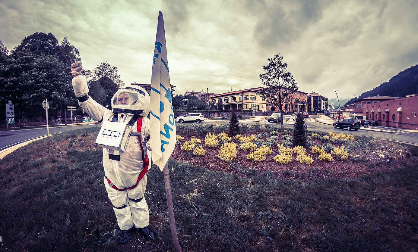 KKinzona irratiaren FMko seinalea Legazpira iritsi dela ospatu dute, astronauta batekin. KKINZONA.
