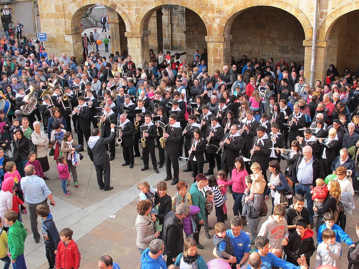 Legazpiko musika banda kalejiran atera ohi da festetan, santikutzak girotzera. ASIER ZALDUA / GOIERRIKO HITZA. Legazpiko musika banda kalejiran atera ohi da festetan, santikutzak girotzera. ASIER ZALDUA / GOIERRIKO HITZA.