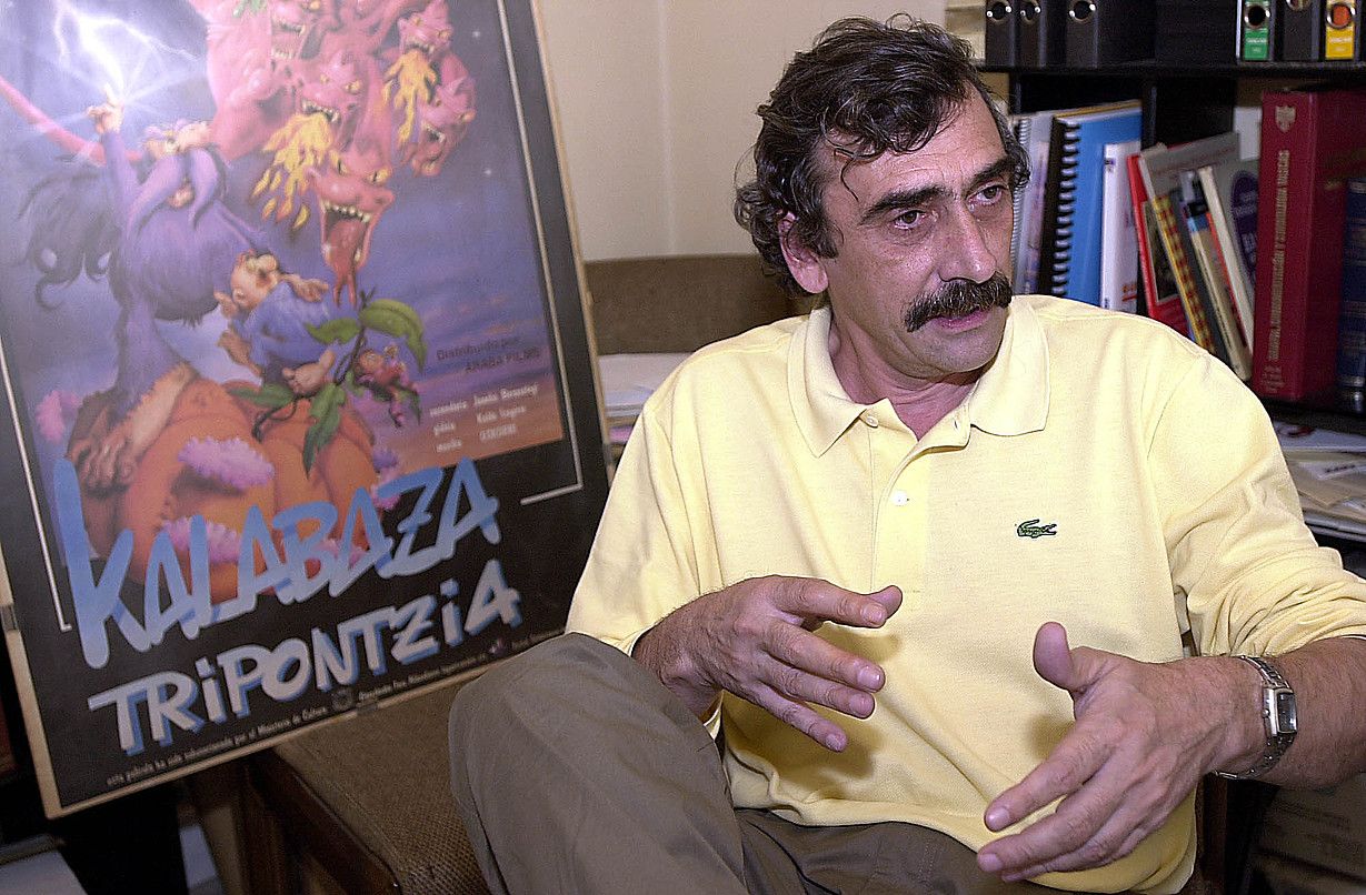 Juanba Berasategi, Kalabaza tripontzia-ren kartela atzean duela, 2002an, bere bulegoan. IMANOL OTEGI / ARGAZKI PRESS.