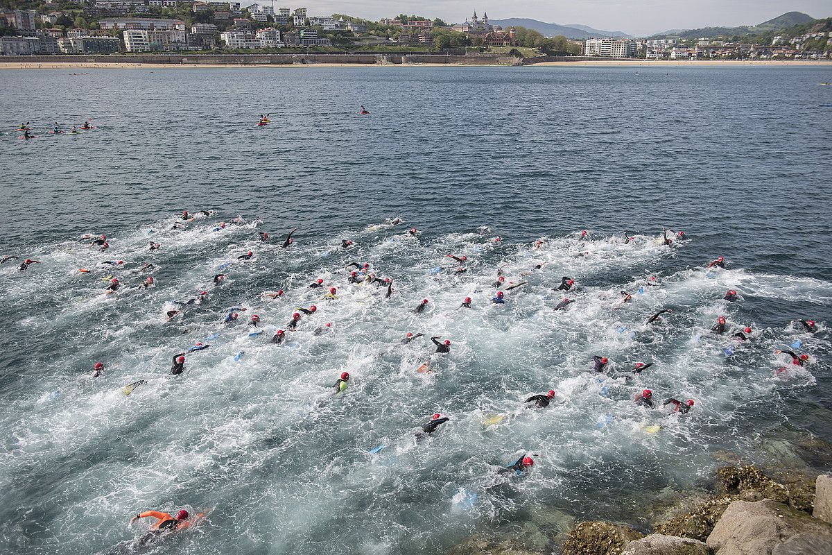 Sorosle izateko hautagaiak Donostiako kaitik atera ziren, atzo, Santa Klara uharterantz; handik, Ondarretaraino joan ziren igerian. JUAN CARLOS RUIZ / ARGAZKI PRESS. Sorosle izateko hautagaiak Donostiako kaitik atera ziren, atzo, Santa Klara uharterantz; handik, Ondarretaraino joan ziren igerian. JUAN CARLOS RUIZ / ARGAZKI PRESS.