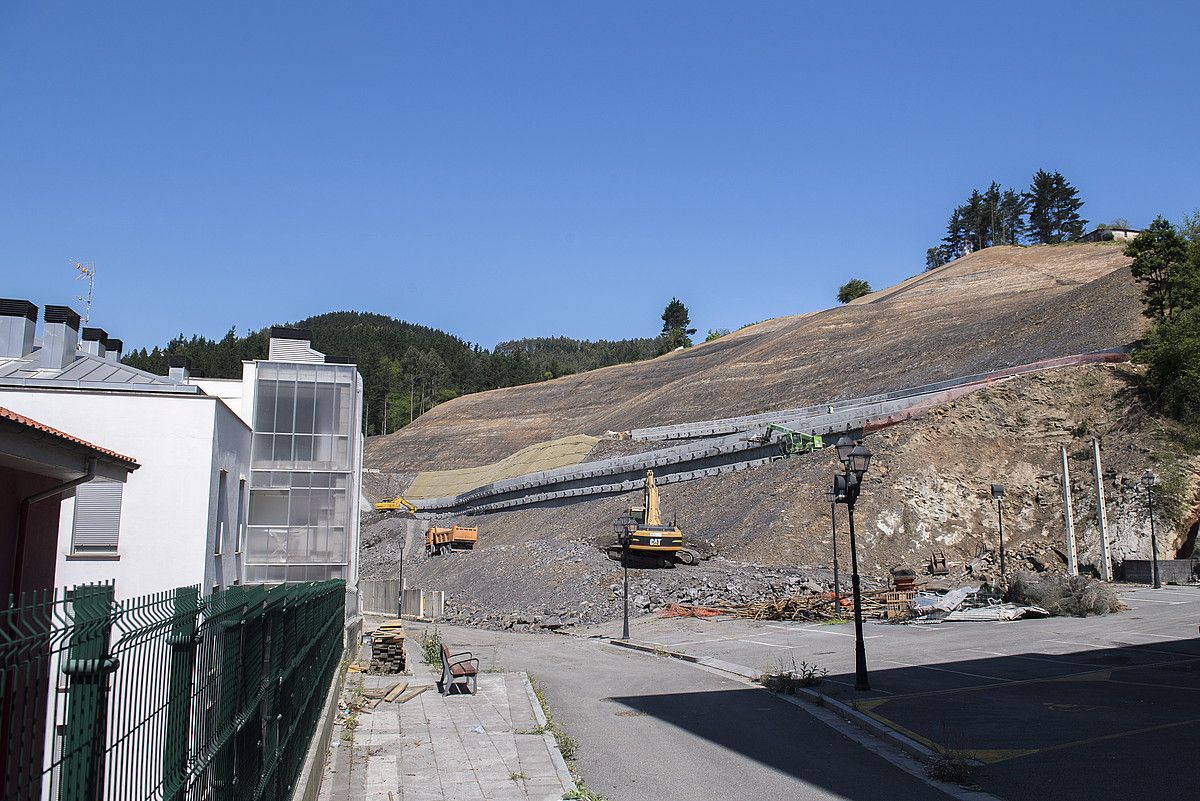 Kamiñalde mendia egonkortzeko lanak egiten ari dira asteotan. GORKA RUBIO / ARGAZKI PRESS.