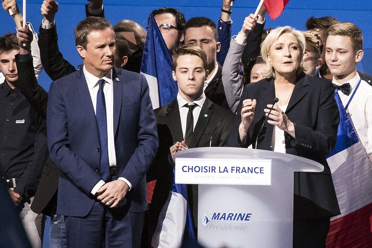 Nicolas Dupont-Aignan Marine Le Penen ondoan, atzo, Parisen, azken mitin handian. ETIENNE LAURENT / EFE.