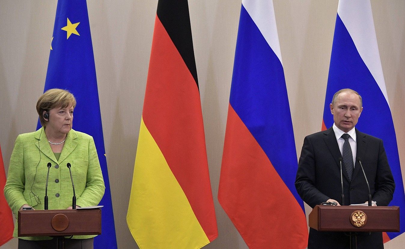 Angela Merkel Alemaniako kantzilerra eta Vladimir Putin Errusiako presidentea, atzo, Sotxin. ALEXEY NIKOLSKY / EFE.