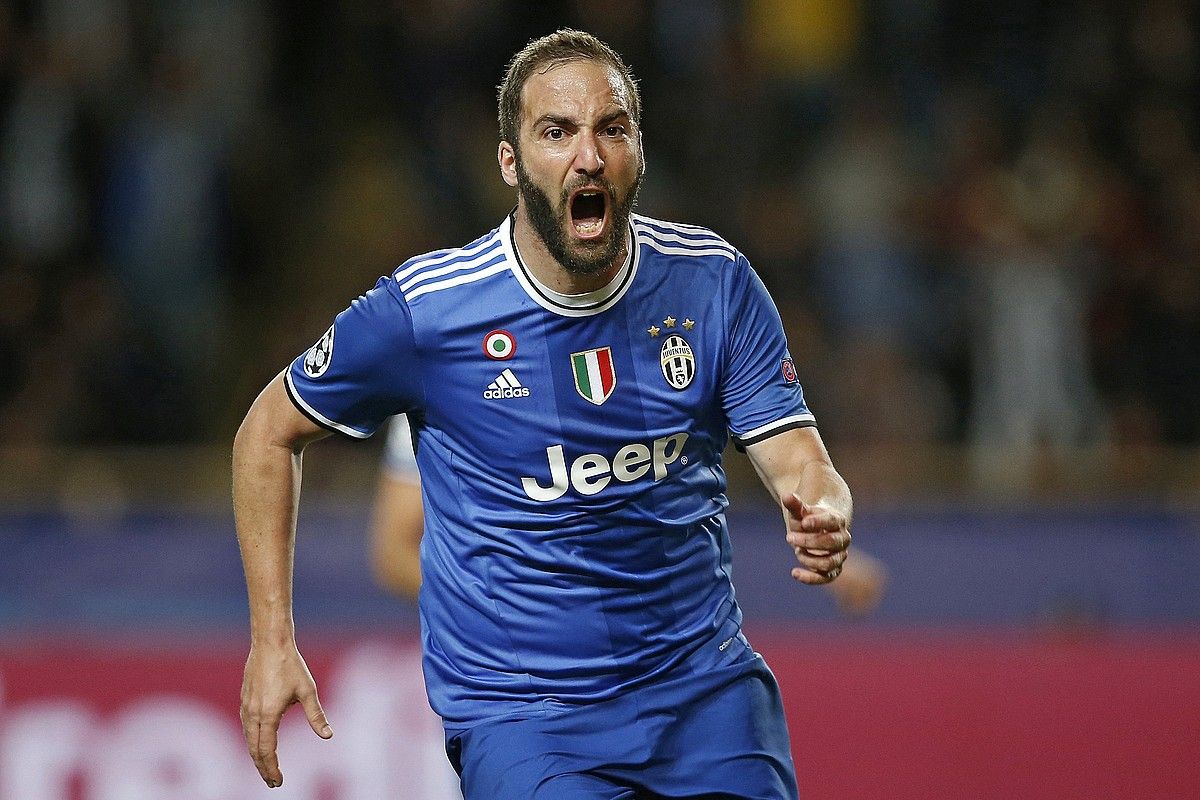 Gonzalo Higuain Juventuseko aurrelari argentinarra, partidako lehen gola ospatzen, atzo, Monakon. G. HORCAJUELO / EFE.