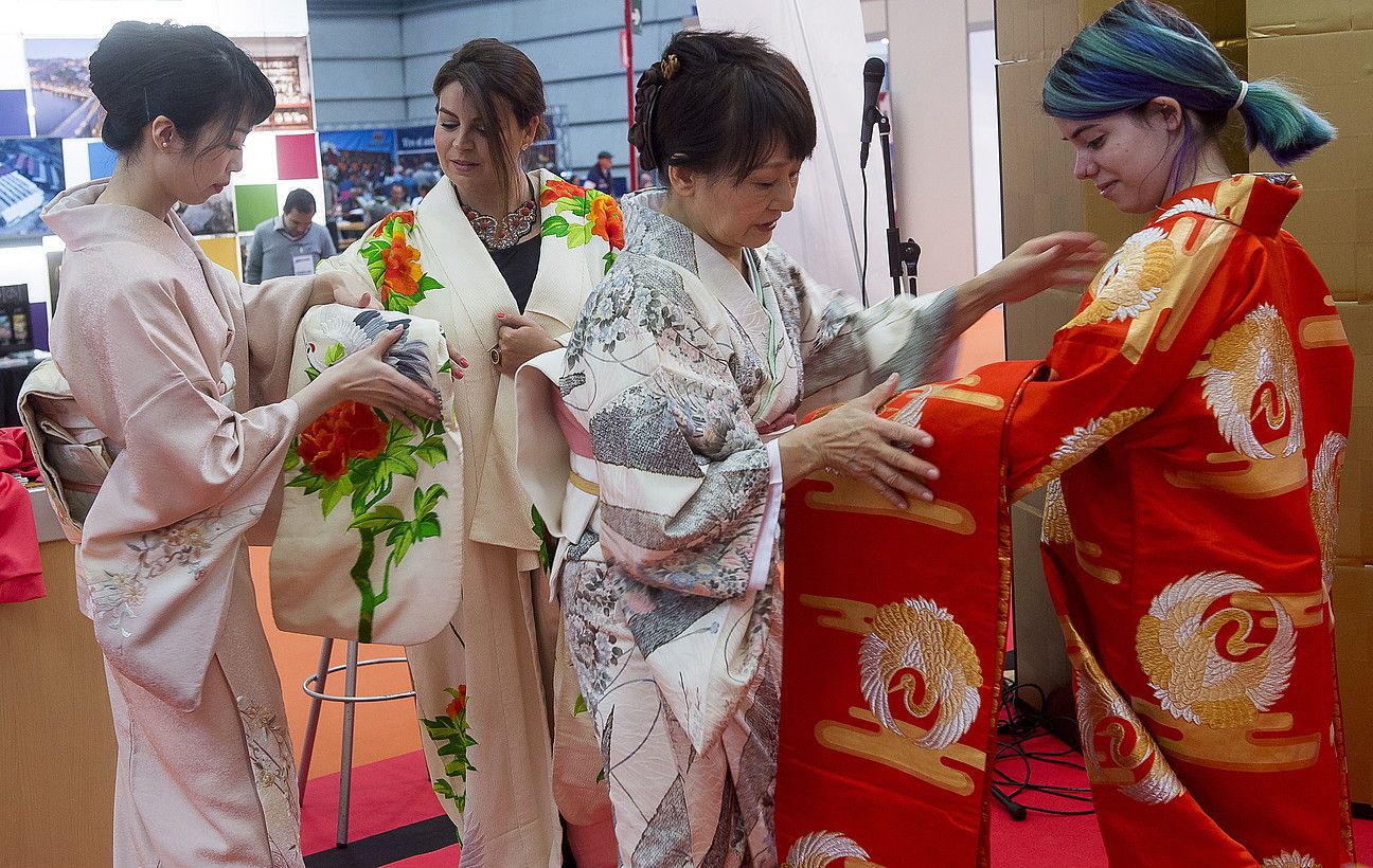 Kimonoak probatzen ibili ziren atzo zenbait bisitari, Japoniako erakusmahaian. LUIS JAUREGIALTZO / ARGAZKI PRESS.