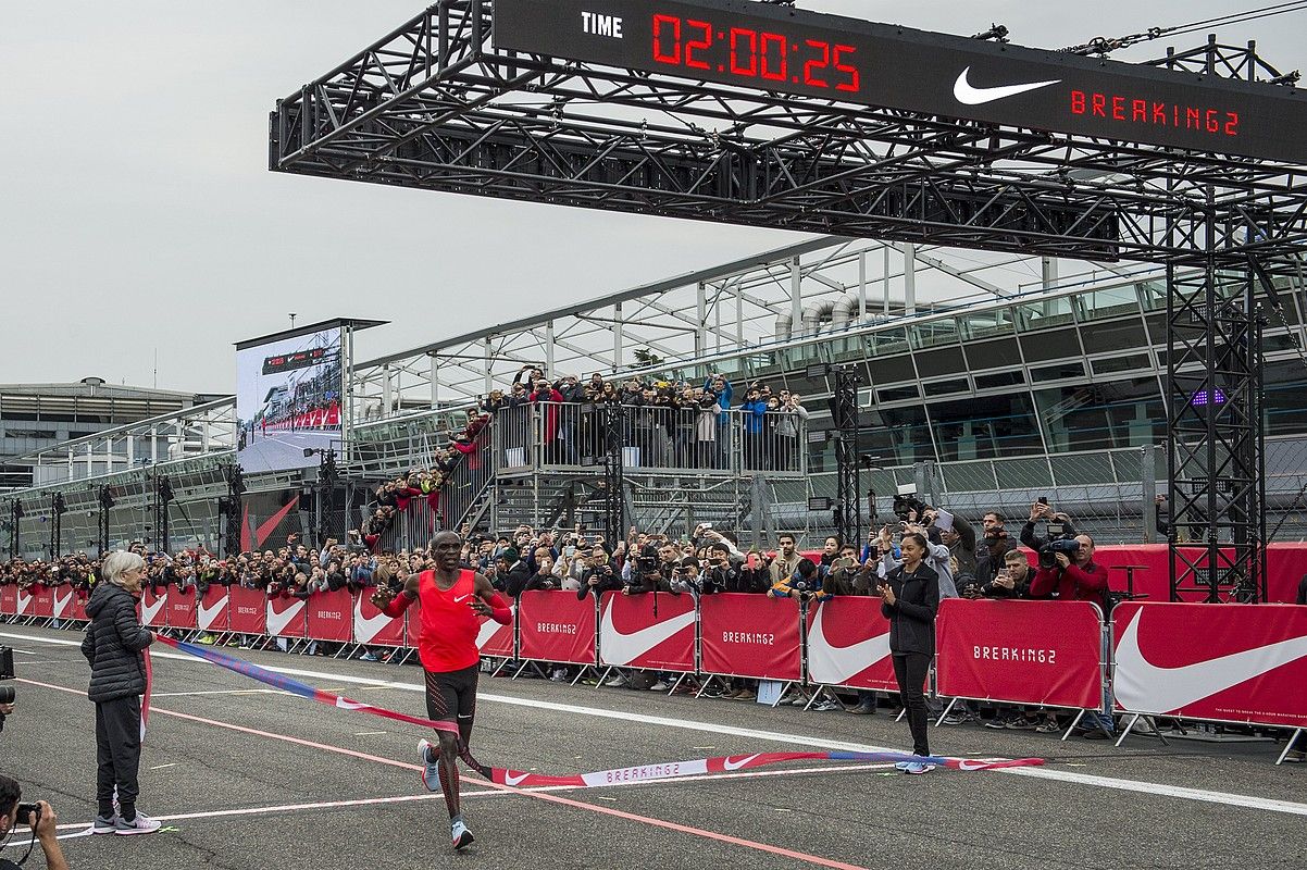 Eliud Kipchoge, maratoiko helmuga marra gurutzatu zuen unean. EFE.