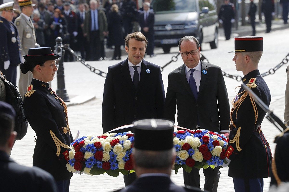 Emmanuel Macron Frantziako presidente hautatua, François Hollande presidentearekin, atzo, Garaipenaren Arkuan, Parisen. PHILIPPE WOJAZER / EFE.