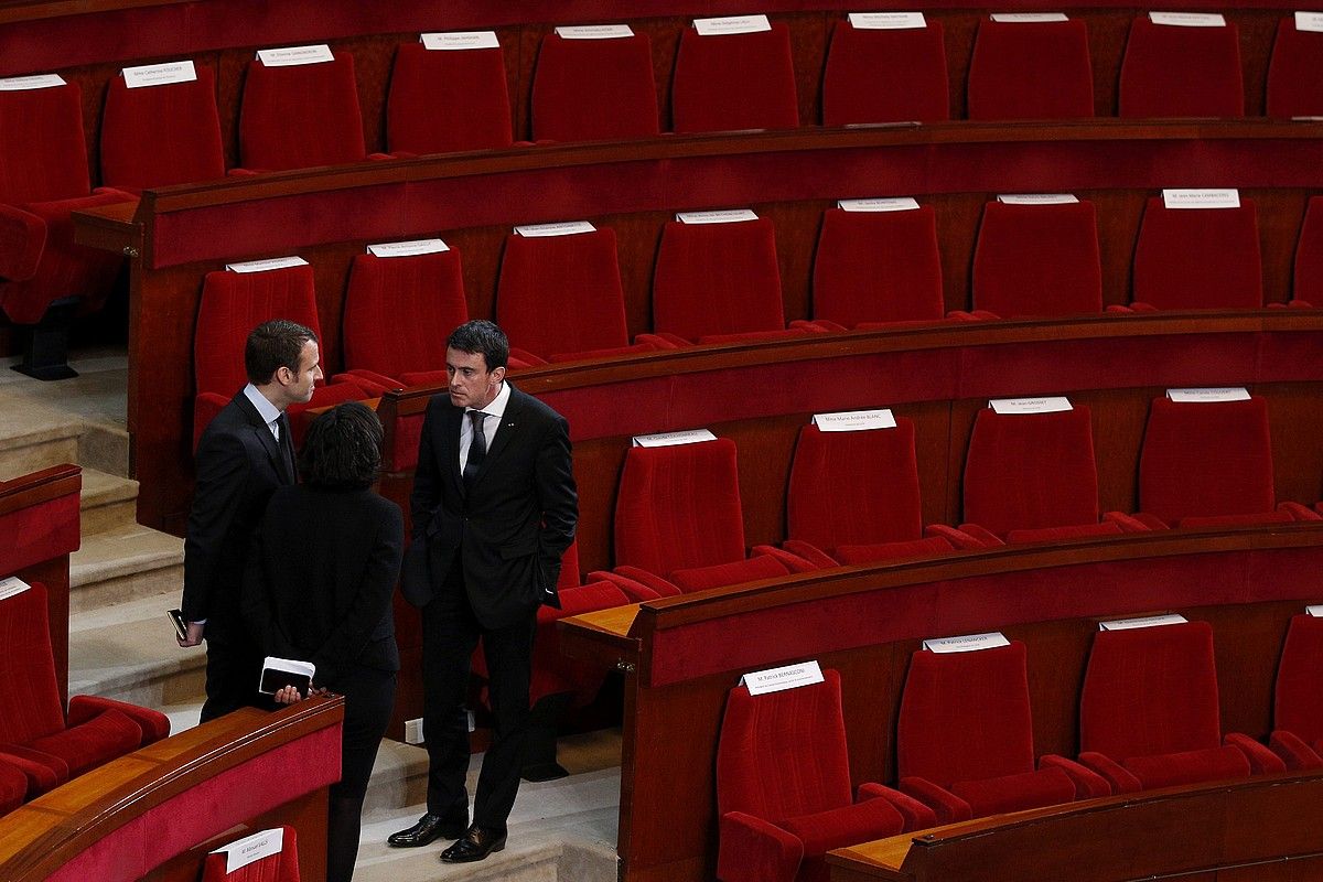 Emmanuel Macron, Myriam El Khomry —bizkarrez— eta Manuel Valls, joan den urtean, Frantziako Asanblean. YOAN VALAT / EFE.