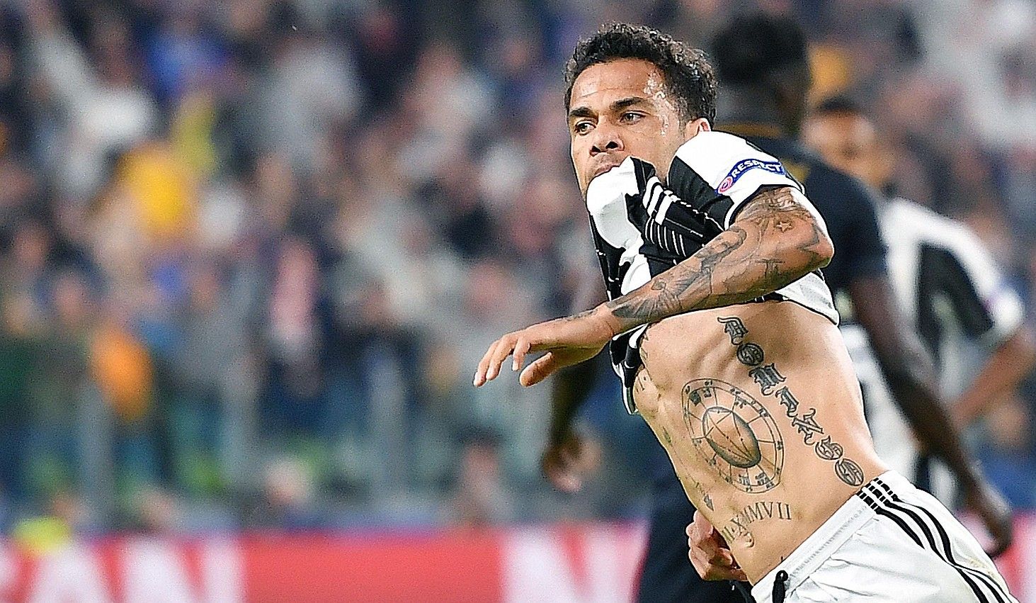 Dani Alves Juventuseko atzelaria, atzoko partidako lehen zatiko azken minutuan sarturiko gola ospatzen. A. DI MARCO / EFE. Dani Alves Juventuseko atzelaria, atzoko partidako lehen zatiko azken minutuan sarturiko gola ospatzen. A. DI MARCO / EFE.