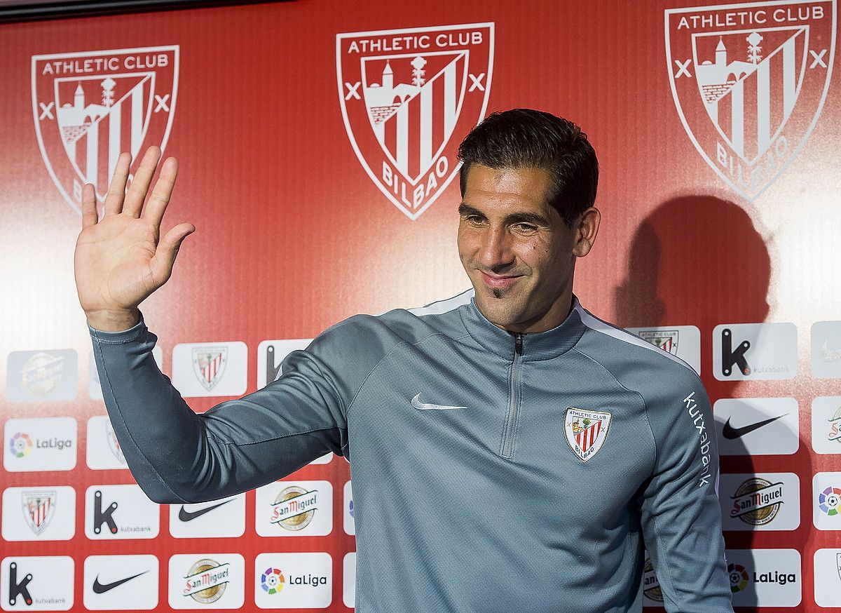 Gorka Iraizoz Athleticeko atezaina, agur esaten, Josu Urrutia klubeko presidentearekin Lezaman emandako prentsaurrekoa amaitutakoan. LUIS JAUREGIALTZO / ARP. Gorka Iraizoz Athleticeko atezaina, agur esaten, Josu Urrutia klubeko presidentearekin Lezaman emandako prentsaurrekoa amaitutakoan. LUIS JAUREGIALTZO / ARP.