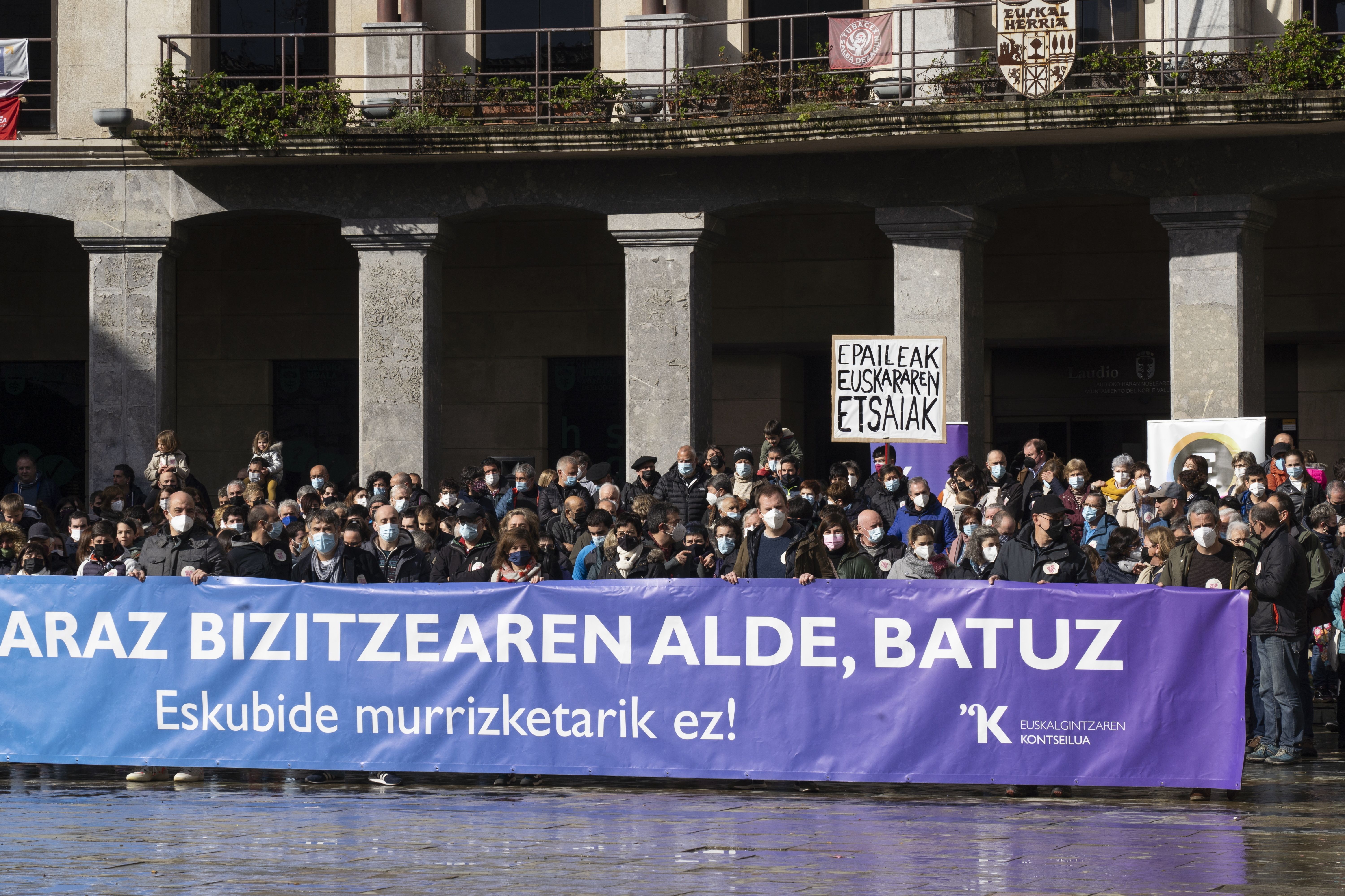 Laudio. Hizkuntza eskakizunen aurkako epaiaren haria, euskalgintzaren protesta.