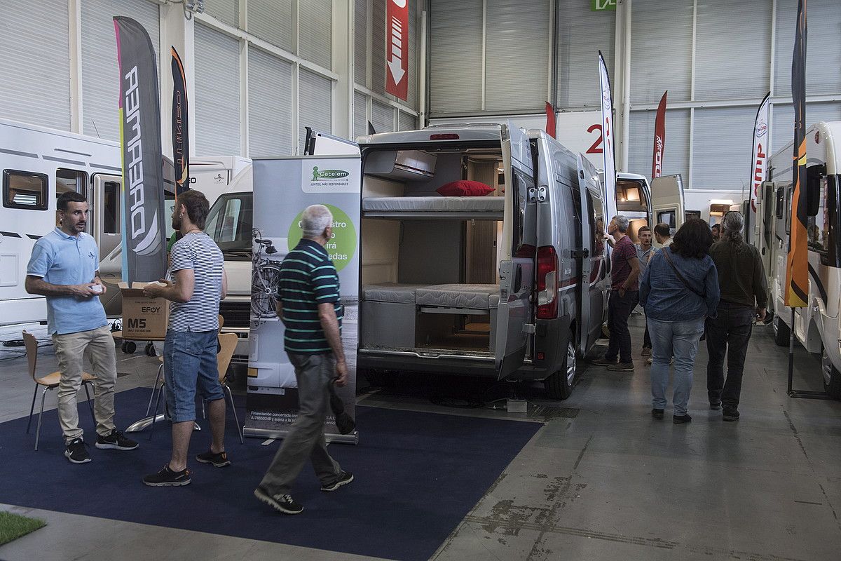 Karabanak, kanperrak eta furgonetak erosi eta aloka daitezke Caravantur azokan, Irungo Ficoban. JON URBE / ARGAZKI PRESS. Karabanak, kanperrak eta furgonetak erosi eta aloka daitezke Caravantur azokan, Irungo Ficoban. JON URBE / ARGAZKI PRESS.