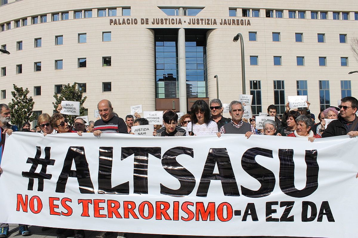 Altsasuko auzipetuen gurasoek martxoaren 9an Nafarroako Justizia Jauregian egindako elkarrretaratzea. BERRIA.