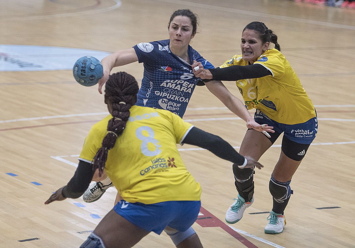 Alba Menendez, Donostian Ro'Casaren aurka jokatutako partidan. JON URBE / ARP. Alba Menendez, Donostian Ro'Casaren aurka jokatutako partidan. JON URBE / ARP.