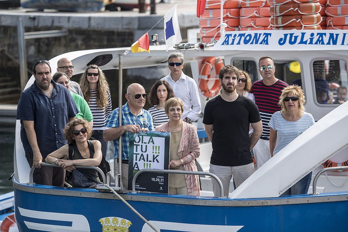 Olatu Talkako antolatzaileak eta partaideak, atzo, Donostiako kaian. GORKA RUBIO / ARGAZKI PRESS.