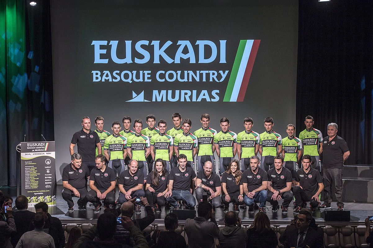 Basque Country-Murias taldeko txirrindulariak, taldearen aurkezpen ekitaldian. MARISOL RAMIREZ / ARGAZKI PRESS.