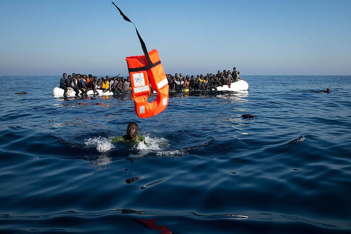 Alemaniako Sea Watch gobernuz kanpoko erakundearen ontziak egindako erreskate baten irudia. Mediterraneoan ari dira lanean. FABIAN MELBER / SEA WATCH.