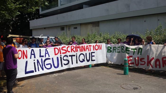 Seaskako ikasle, irakasle eta gurasoak Bordeleko errektoretzaren aurrean, protestan.