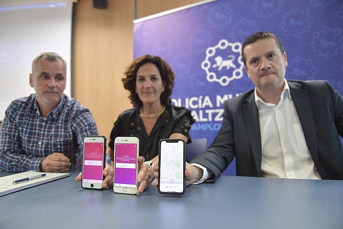 Itziar Gomez, Xabier Ibañez eta Mikel Goñi, aplikazioaren aurkezpenean. IDOIA ZABALETA / FOKU
