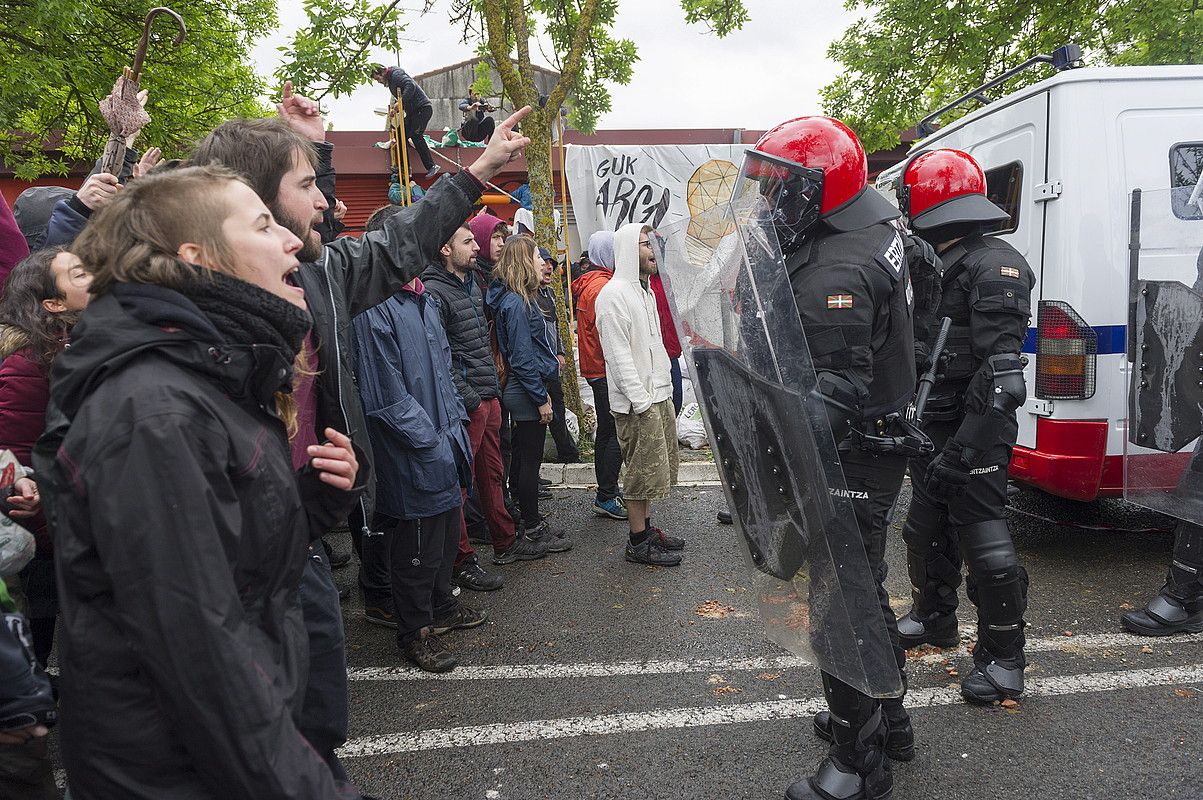 Errekaleorreko auzokideak eta Ertzaintza, aurrez aurre. JUANAN RUIZ / ARGAZKI PRESS.