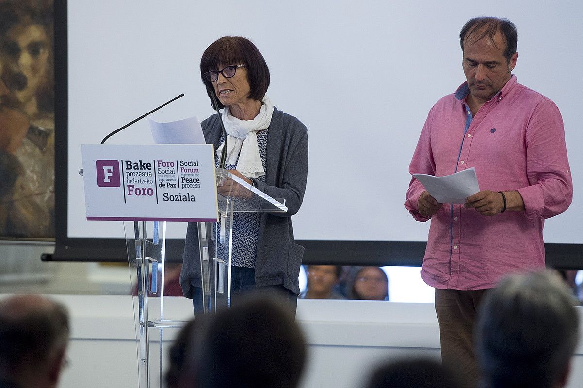 Begoña Huarte eta Agus Hernan, atzoko ekitaldian, aurrera begirako egitasmoen berri ematen. IÑIGO URIZ / ARP.
