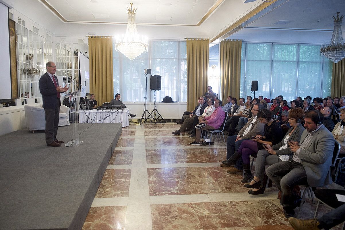 Brian Currin bitartekaria eta Harremanetarako Nazioarteko Taldeko kidea, atzoko bere hitzaldian. IÑIGO URIZ / ARGAZKI PRESS. Brian Currin bitartekaria eta Harremanetarako Nazioarteko Taldeko kidea, atzoko bere hitzaldian. IÑIGO URIZ / ARGAZKI PRESS.