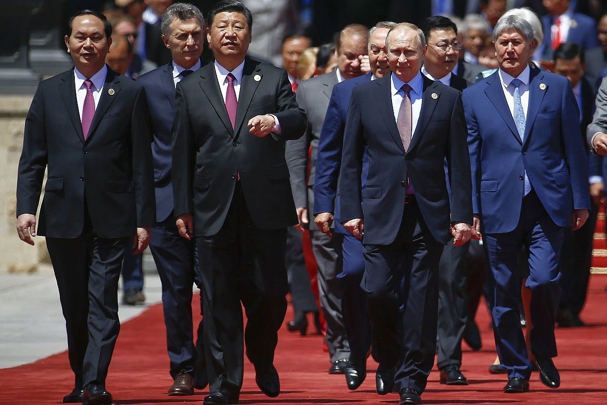 Xi Jinping Txinako presidentea, atzerriko agintariak gidatzen. DAMIR SAGOLJ / EFE.