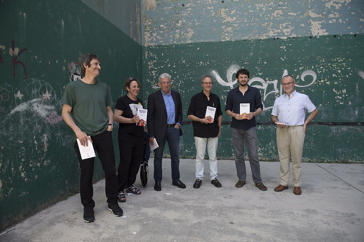 Filosofiaren defentsak liburua osatzen duten testuen egileetako bost, atzo, liburuaren aurkezpenean. JUAN CARLOS RUIZ / ARP. Filosofiaren defentsak liburua osatzen duten testuen egileetako bost, atzo, liburuaren aurkezpenean. JUAN CARLOS RUIZ / ARP.