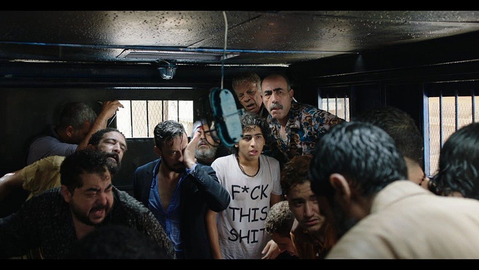Ideologia bateko eta besteko manifestariak atxilotu eta furgoi batean sartuko dituzte Mohamed Diab zuzendariaren Eshtebak filmean. BERRIA. Ideologia bateko eta besteko manifestariak atxilotu eta furgoi batean sartuko dituzte Mohamed Diab zuzendariaren Eshtebak filmean. BERRIA.