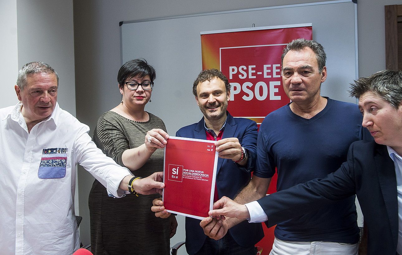 Unai Ortuzar, erdian, Berritu taldeko beste kideekin batera, atzoko agerraldian. LUIS JAUREGIALTZO / ARGAZKI PRESS.