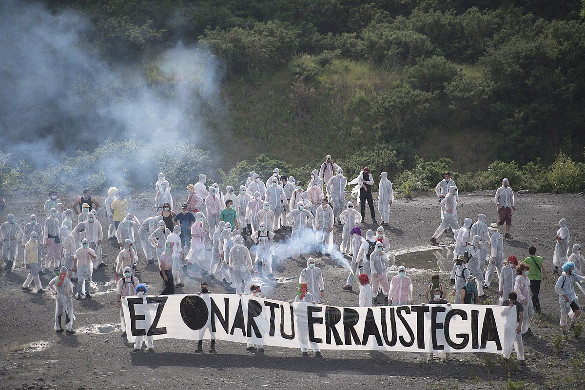 Zutabetan iritsi zen jendea obrak egiten ari diren tokiraino, mozorrotuta. JUAN CARLOS RUIZ / ARGAZKI PRESS.