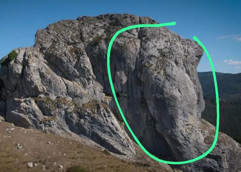 (ID_17029887675295) Aizkorriko Naparraitz tontorretik erori den harkaitz zatia. (ID_17029887675295) Aizkorriko Naparraitz tontorretik erori den harkaitz zatia.