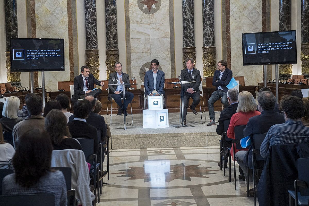 Donostiako udaletxean aurkeztu zuten, atzo, Donostia 2016ren ondarearen txostena. GORKA RUBIO / ARGAZKI PRESS.