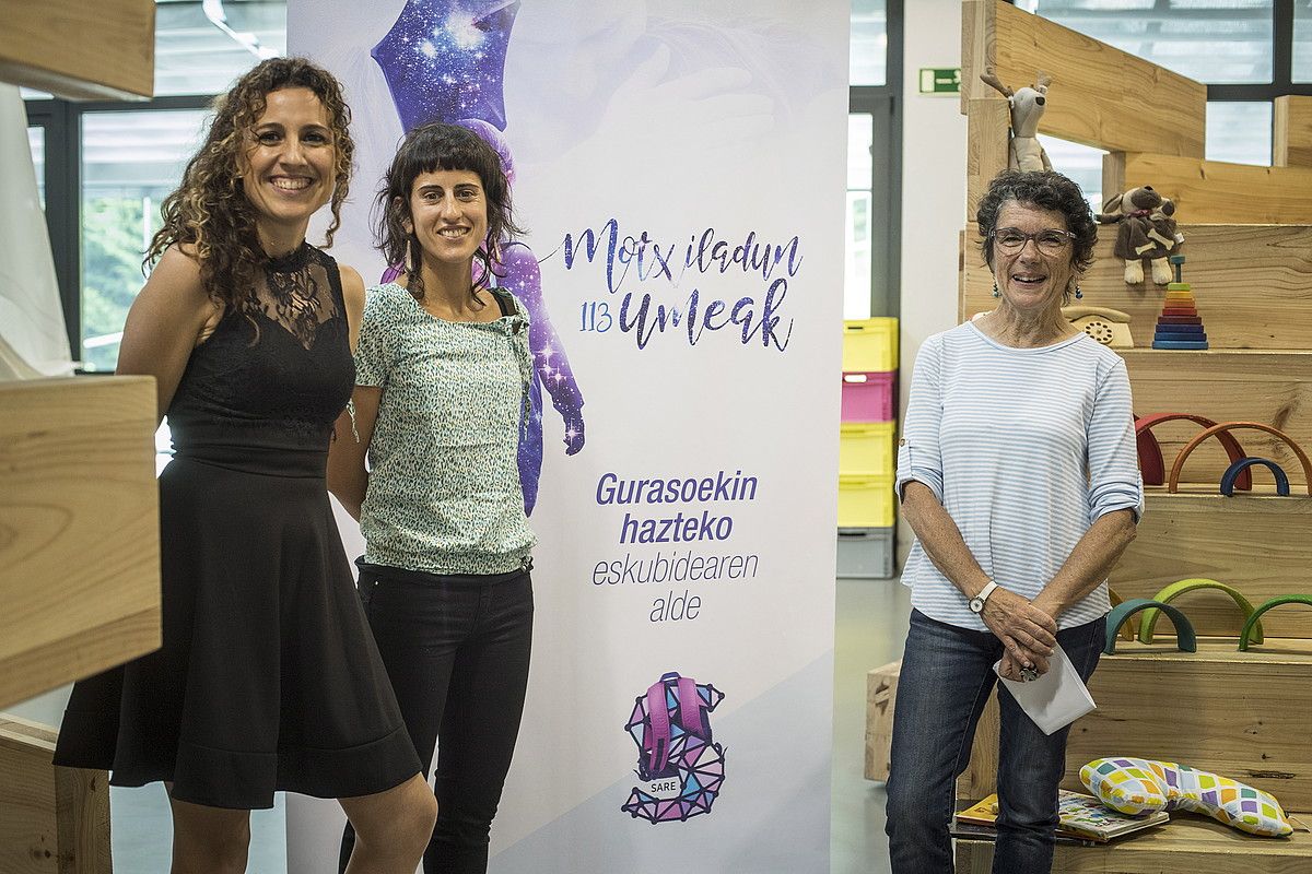 Araitz Zubimendi, Oihana Mujika eta Teresa Toda, atzo, Sarek Donostian egindako agerraldian. JON URBE / ARGAZKI PRESS. Araitz Zubimendi, Oihana Mujika eta Teresa Toda, atzo, Sarek Donostian egindako agerraldian. JON URBE / ARGAZKI PRESS.