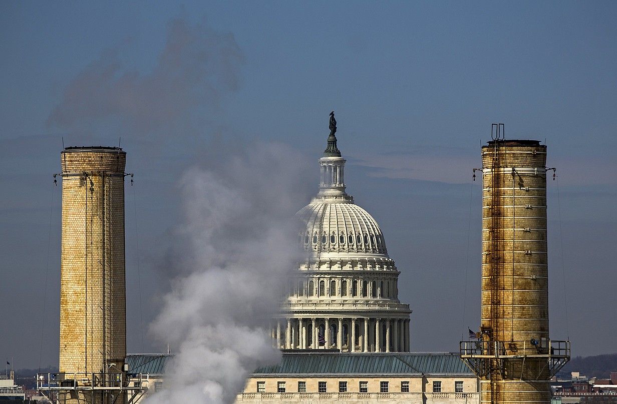 Washingtongo Kapitolioaren atzean dagoen fabrika bat kea botatzen, artxiboko irudi batean. JIM LO SCALZO / EFE.