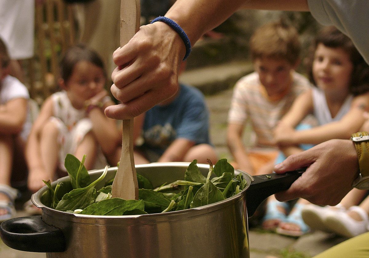 Haurrak landareekin ukendu naturalakegiten ikasten, Donostiako Urgulleko Natur Txokoan. GARI GARAIALDE / ARGAZKI PRESS. Haurrak landareekin ukendu naturalakegiten ikasten, Donostiako Urgulleko Natur Txokoan. GARI GARAIALDE / ARGAZKI PRESS.