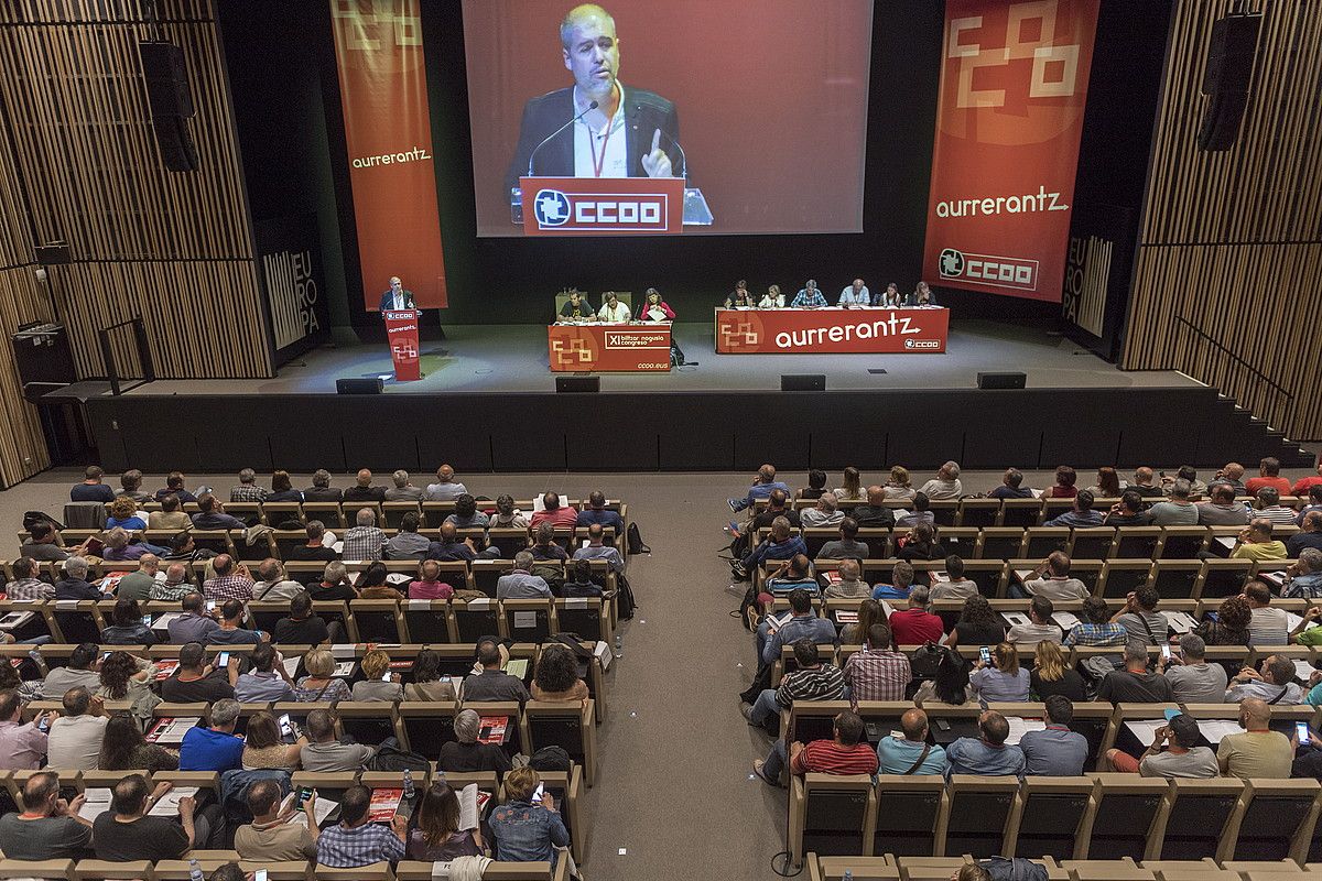 Unai Sordok Euskadiko CCOO idazkaritza nagusia Loli Garciaren eskuetan utziko du gaur. JUANAN RUIZ / ARGAZKI PRESS.