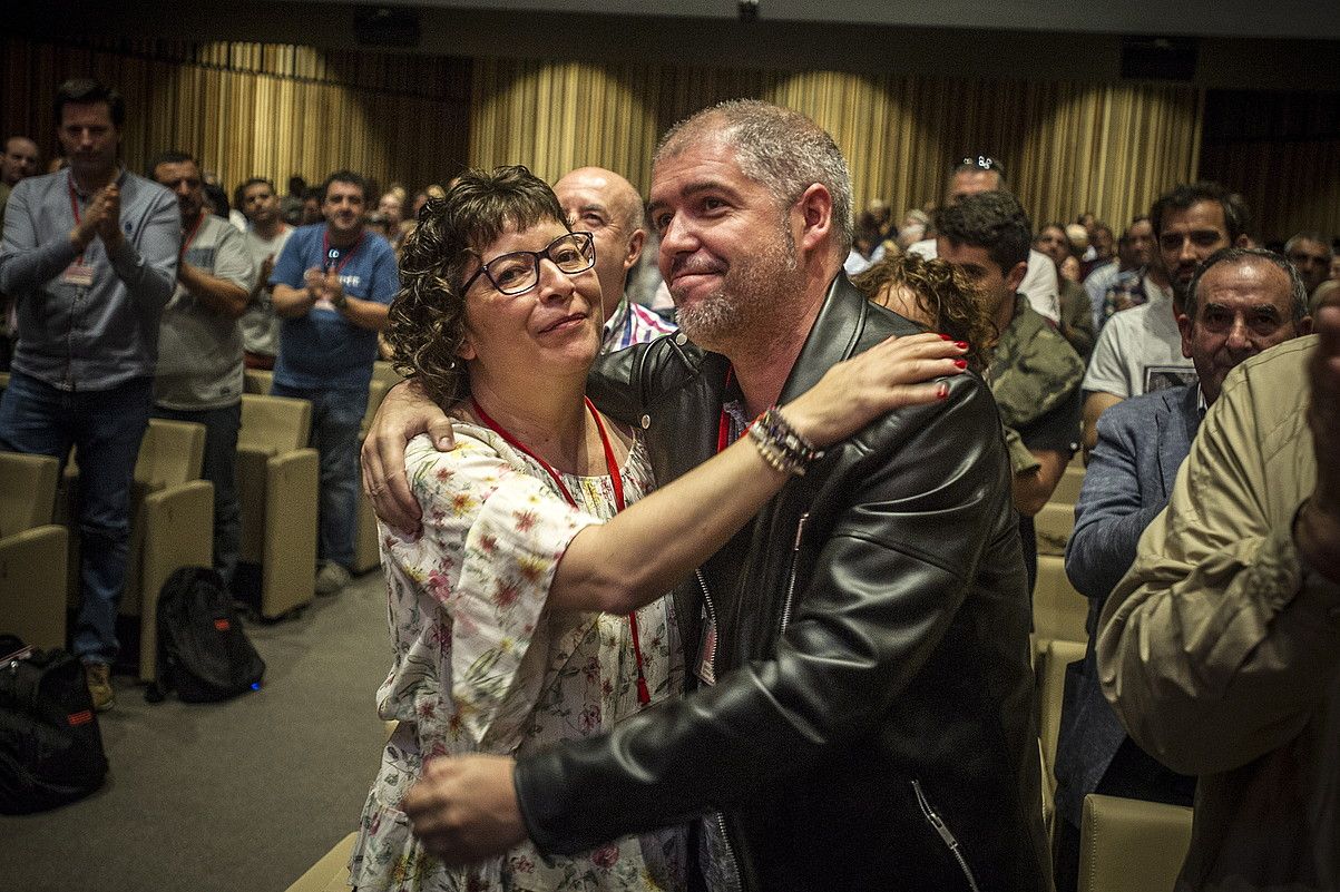 Loli Garcia eta Unai Sordo elkarri besarkada ematen, atzo, Gasteizen. Garciak CCOOko idazkaritza nagusian ordezkatuko du Sordo. JAIZKI FONTANEDA / ARGAZKI PRESS.