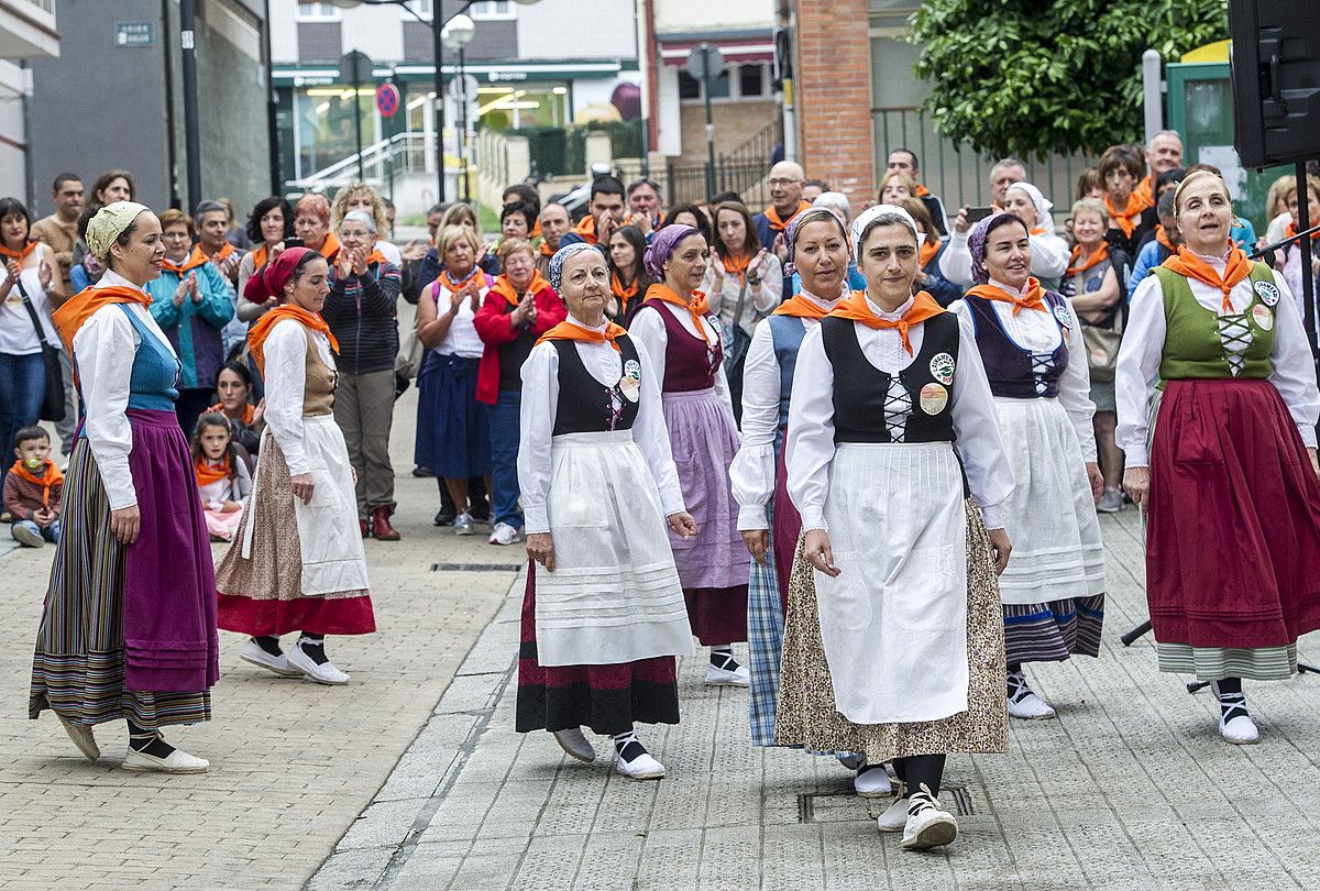 Lainomendi dantza taldekoek ongietorria egin diete festan parte hartu dutenei. MARISOL RAMIREZ / ARGAZKI PRESS.