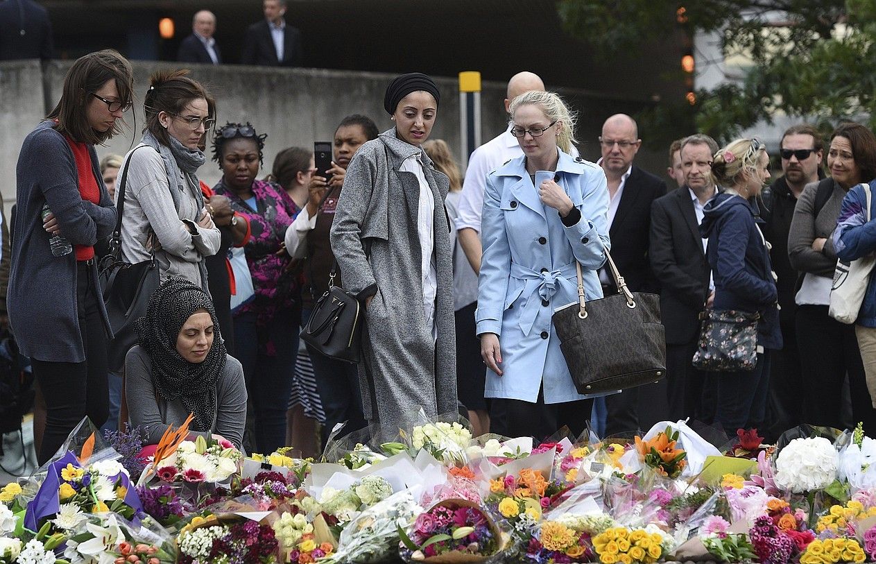 Londresen joan den larunbatean hil zituzten herritarren aldeko omenaldia, atzo. FACUNDO ARRIZABALAGA / EFE. Londresen joan den larunbatean hil zituzten herritarren aldeko omenaldia, atzo. FACUNDO ARRIZABALAGA / EFE.