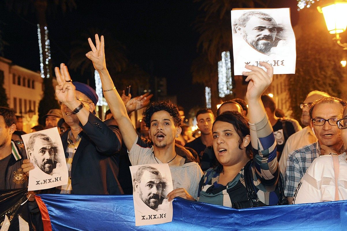 Rabat hiriburuan ere egin zuten manifestazio bat igandean, eta Zafzafi askatzeko eskatu. ABDELHAK SENNA / EFE.