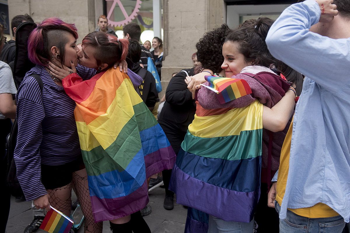 LGTBIfobiaren aurkako egunaren harira, elkar musukatzeko saioa antolatu zuen EHGAM elkarteak Iruñeko Alde Zaharrean. IÑIGO URIZ / ARGAZKI PRESS.
