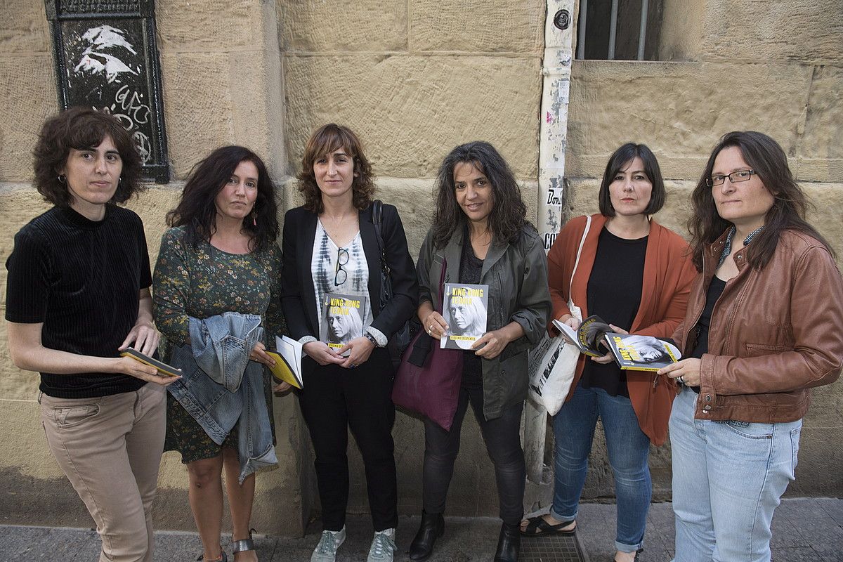 Idurre Eskisabel, Lorea Agirre, Anari Alberdi eta Ainara Lasa Eskanfandrako kideak, Antxiñe Mendizabalekin (Elkar) eta Irene Arrarats hitzaurrearen egilearekin. / ARP. Idurre Eskisabel, Lorea Agirre, Anari Alberdi eta Ainara Lasa Eskanfandrako kideak, Antxiñe Mendizabalekin (Elkar) eta Irene Arrarats hitzaurrearen egilearekin. / ARP.