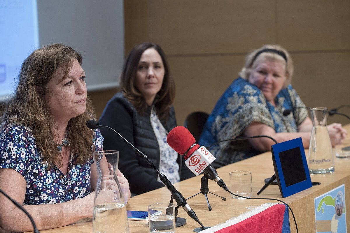 Claudia Camba, Mariela Castro eta Aleida Guevara, Donostiako Koldo Mitxelena kulturunean, atzo. JAGOBA MANTEROLA / ARGAZKI PRESS. Claudia Camba, Mariela Castro eta Aleida Guevara, Donostiako Koldo Mitxelena kulturunean, atzo. JAGOBA MANTEROLA / ARGAZKI PRESS.