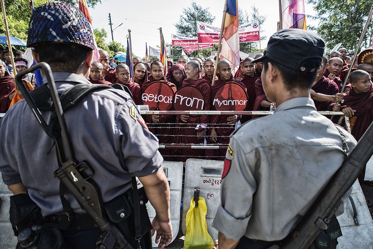 Bamar budistak rohingya etniaren kontrako manifestazio batean, Sittwen. ZIGOR ALDAMA.