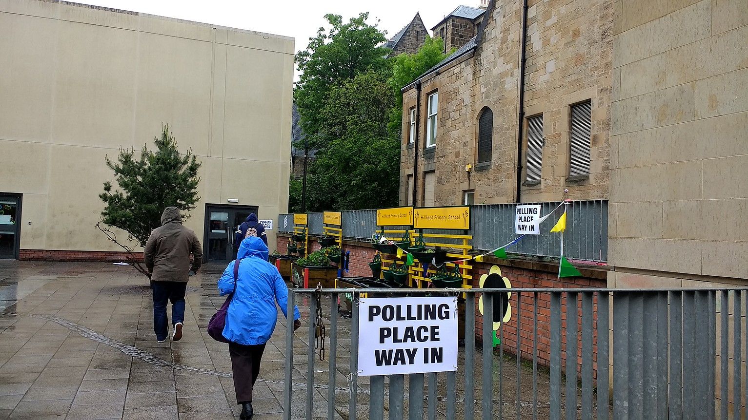 Boto emaileak euripean, atzo, Glasgowko hautesleku batera bidean. MIREN MANIAS.