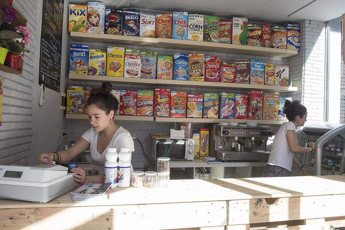65 zereal mota eta hamar esne dituzte aukeran Bilboko Let's Cereal tabernan. MONIKA DEL VALLE / ARGAZKI PRESS. 65 zereal mota eta hamar esne dituzte aukeran Bilboko Let's Cereal tabernan. MONIKA DEL VALLE / ARGAZKI PRESS.