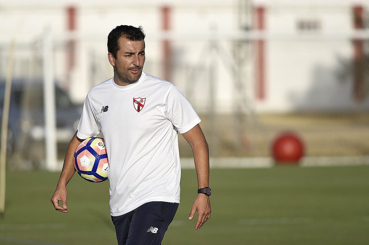 Diego Martinez Sevilla B taldeko entrenatzailea, denboraldi honetan egindako entrenamendu batean. JESUS SPINOLA.